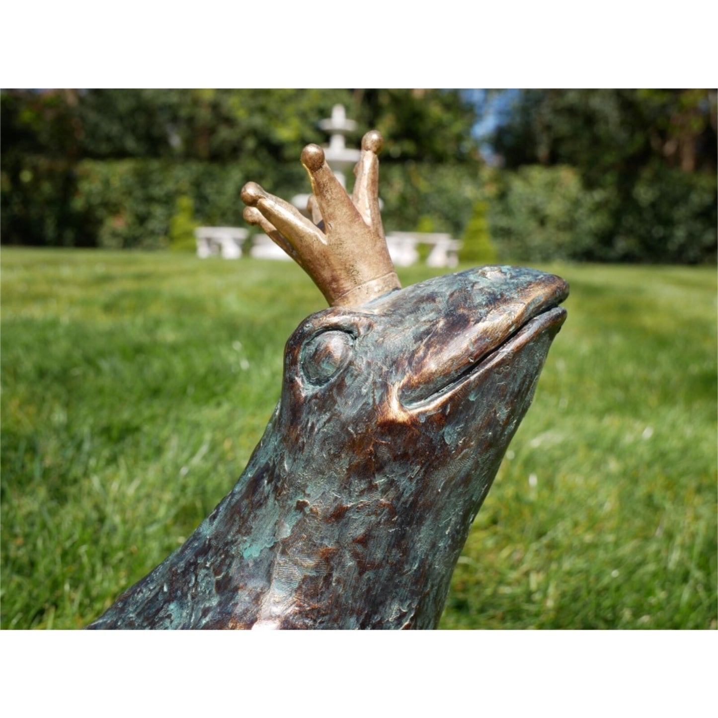 Resin Frog Prince Garden Ornament Sitting Green Frog With Crown Pond Sculpture