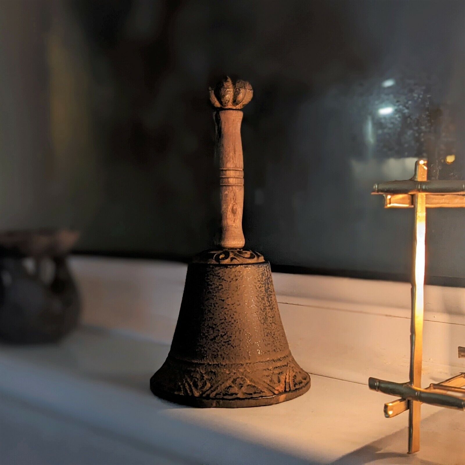 20cm Solid Cast Iron Wooden Handle School Dinner Hand Bell Reception Bell Chime