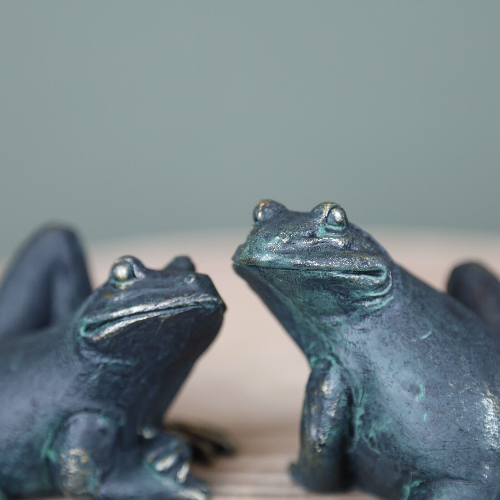 2Pc Climbing Frogs Shelf Sitting Bronze Effect Resin Animal Sculptures Gift