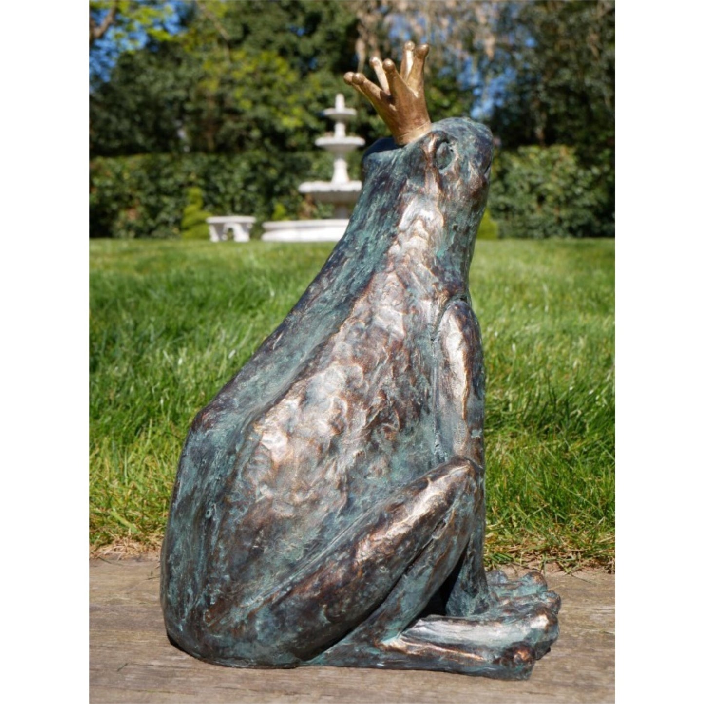 Resin Frog Prince Garden Ornament Sitting Green Frog With Crown Pond Sculpture