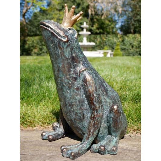 Resin Frog Prince Garden Ornament Sitting Green Frog With Crown Pond Sculpture