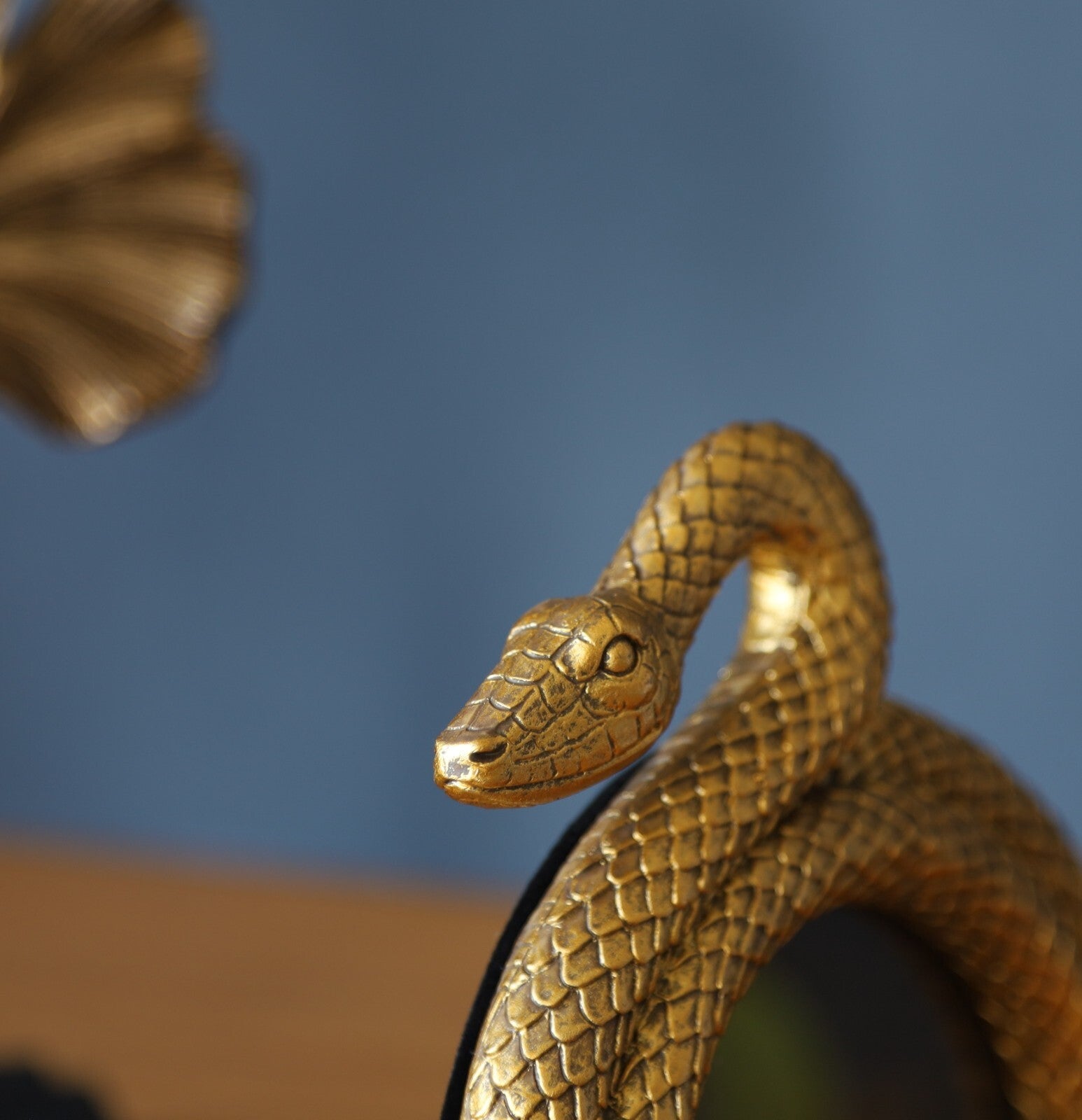 Resin Gold Snake Photo Frame 9x9cm Picture Holder Coiled Shape Sculpture Decor