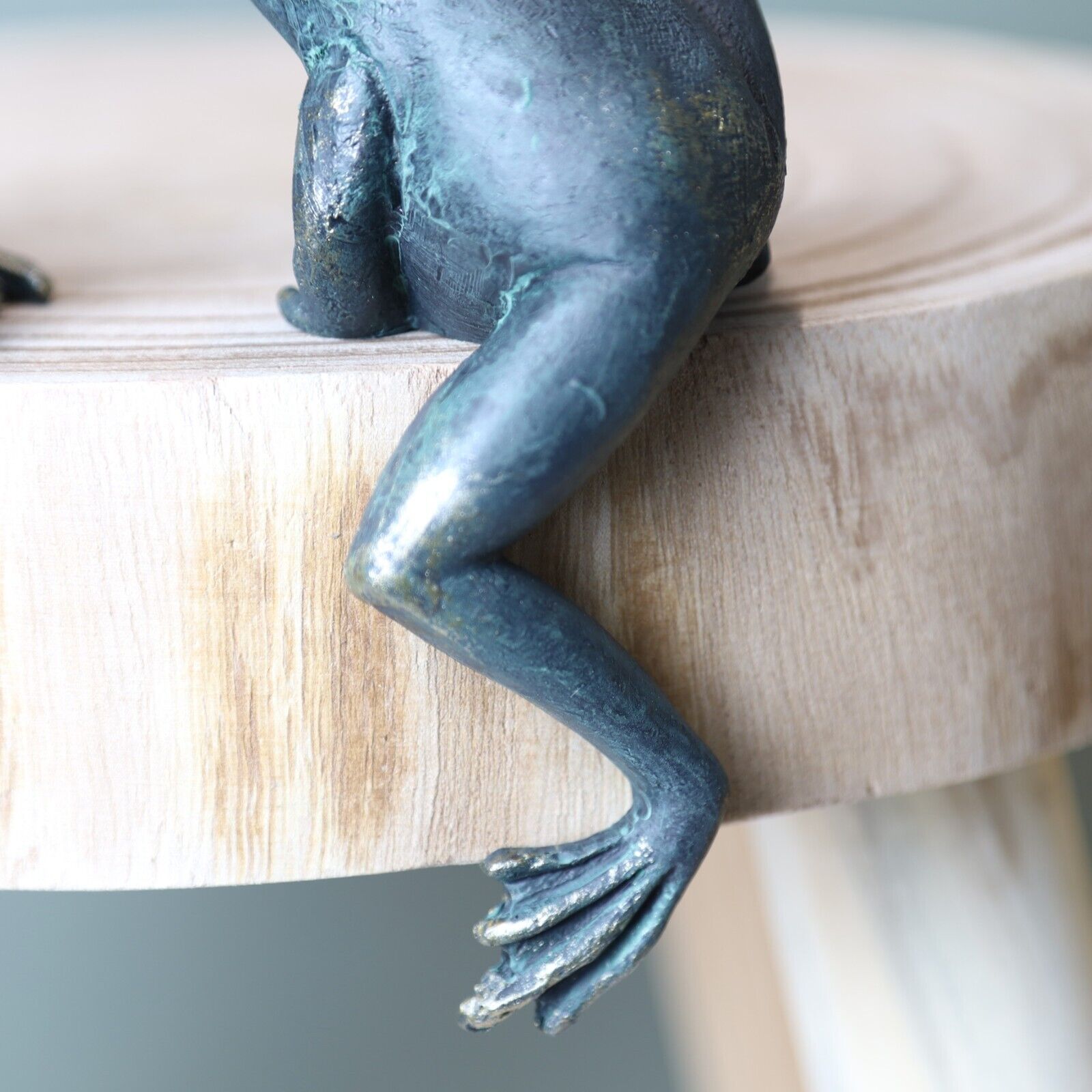 2Pc Climbing Frogs Shelf Sitting Bronze Effect Resin Animal Sculptures Gift