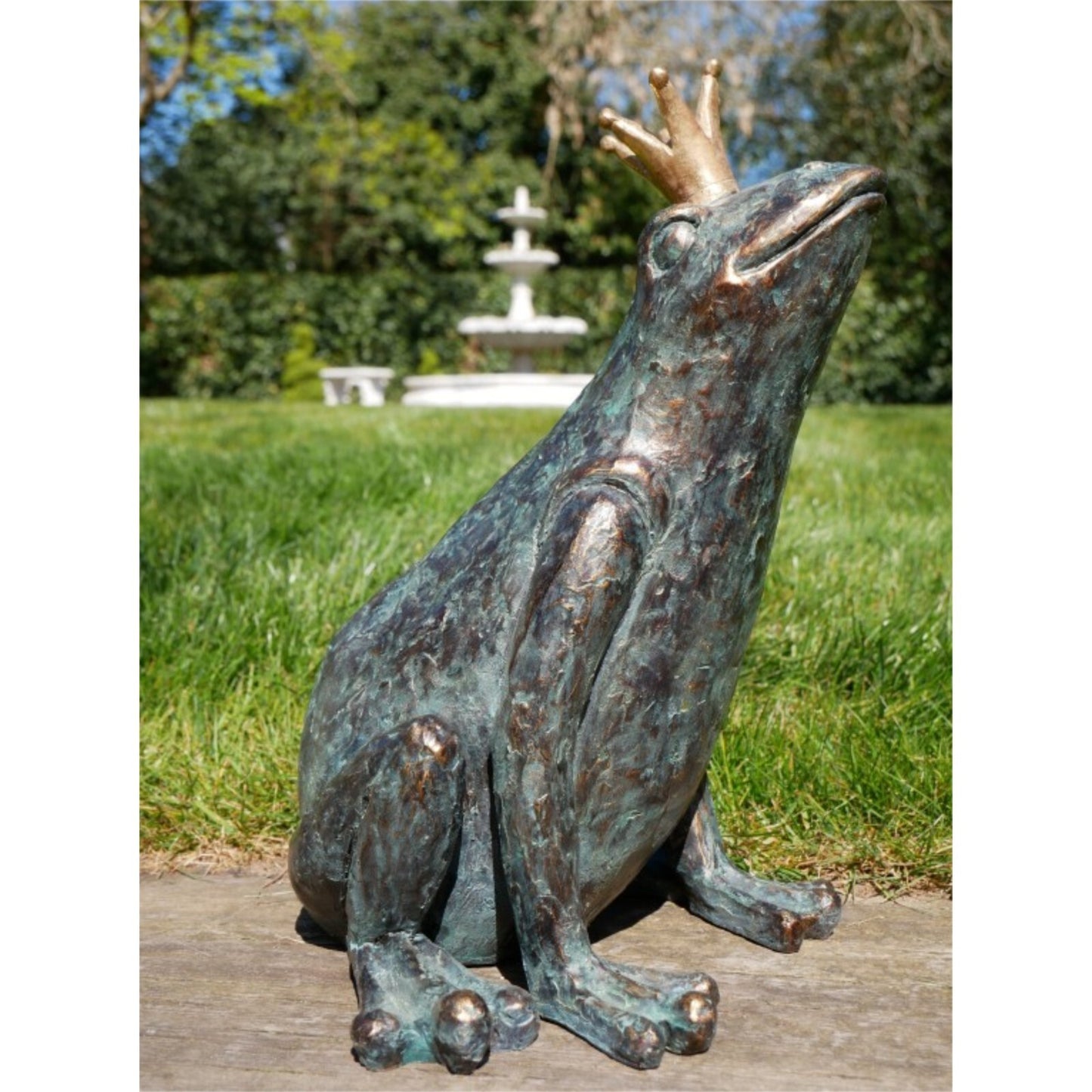 Resin Frog Prince Garden Ornament Sitting Green Frog With Crown Pond Sculpture
