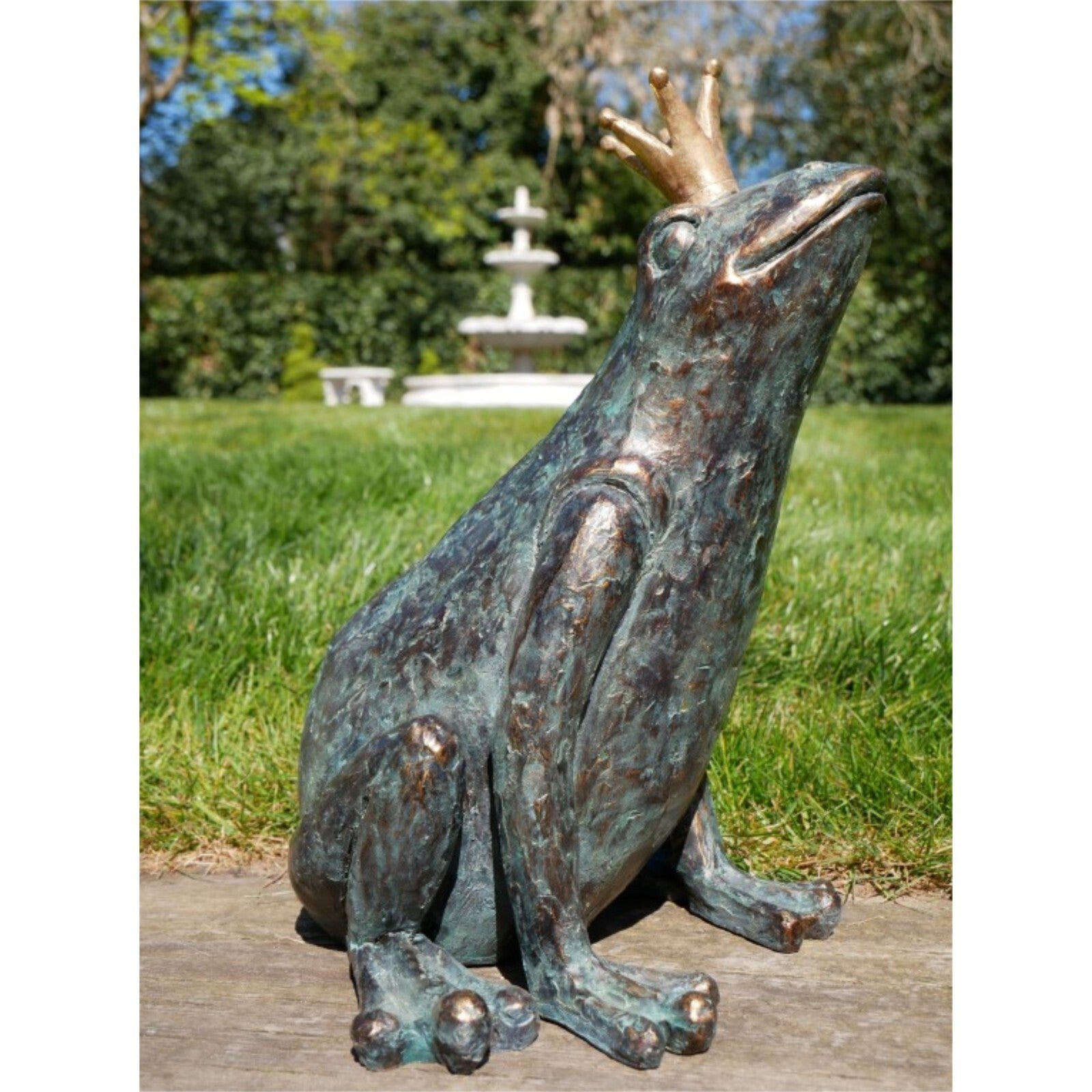 Resin Frog Prince Garden Ornament Sitting Green Frog With Crown Pond Sculpture